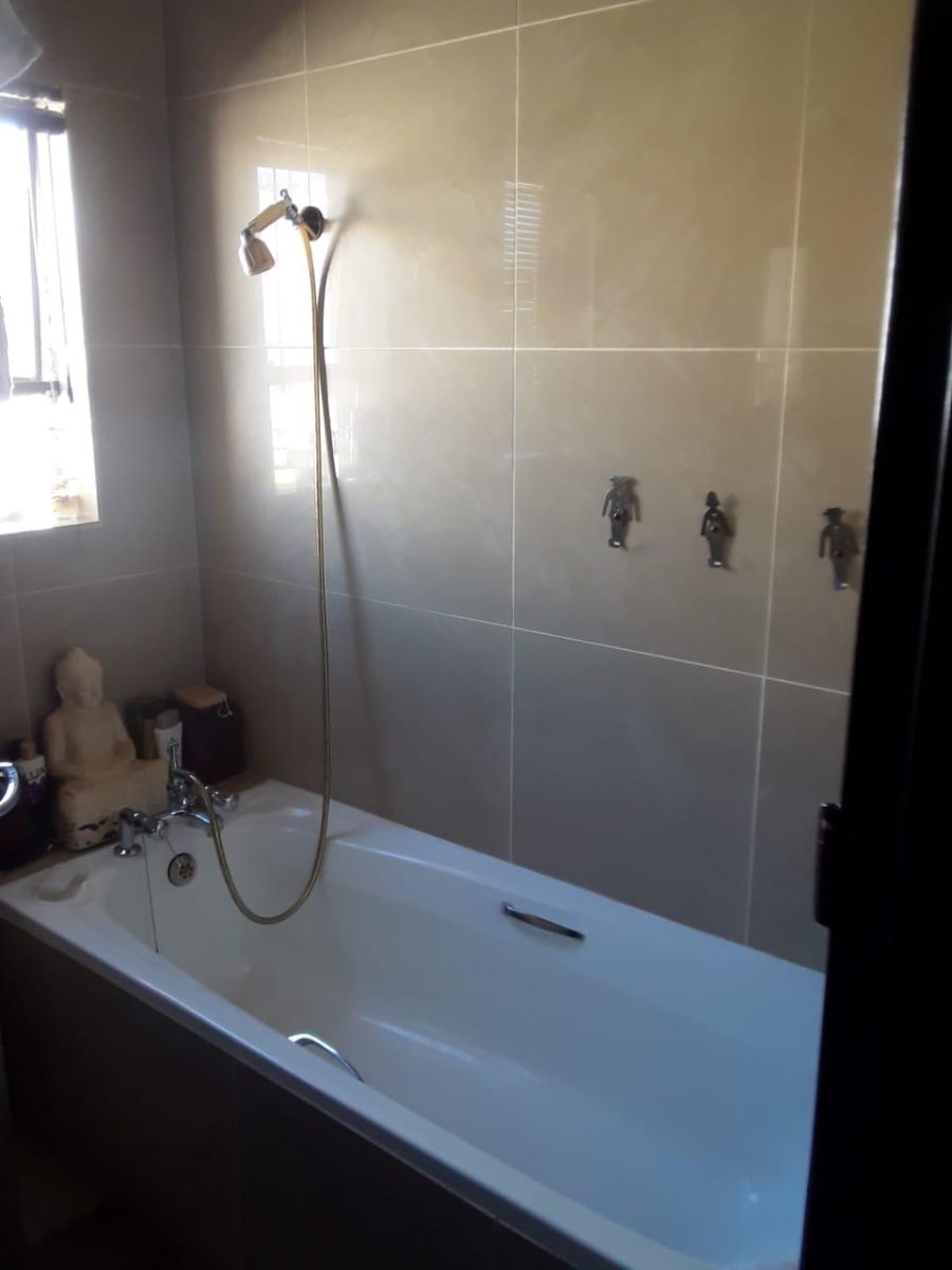 2 Bedroom Property for Sale in Zonnebloem Western Cape